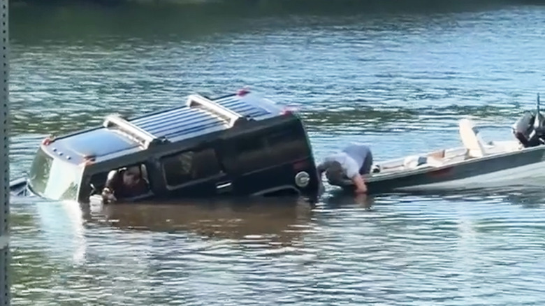Hummer-H3-Boat-Sink