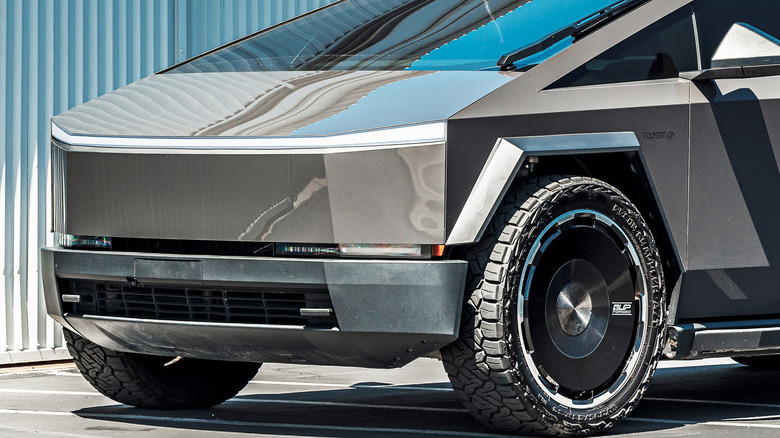 Tesla-Cybertruck-UP-Forged-CYBRDISC-24-inch-Wheels-Unplugged-Performance-3840px-18aaa copy