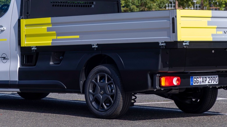 Opel Vivaro Flatbed Diesel (main)