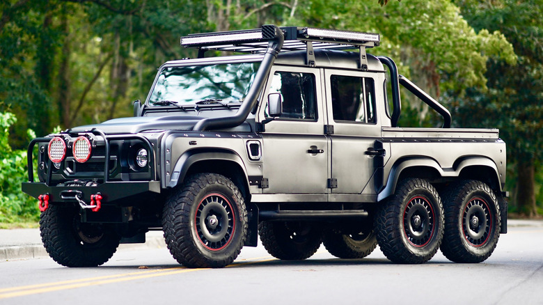 Land-Rover-Defender-Flying-Huntsman-6x6---16ccc