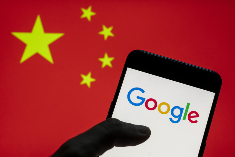 CHINA - 2021/03/28: In this photo illustration the American multinational technology company and search engine Google logo seen on an Android mobile device with People's Republic of China flag in the background. (Photo Illustration by Budrul Chukrut/SOPA Images/LightRocket via Getty Images)