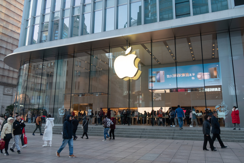 SHANGHAI, CHINA - DECEMBER 22, 2023 - Citizens walk past an Apple store in Shanghai, China, December 22, 2023. (Photo credit should read CFOTO/Future Publishing via Getty Images)