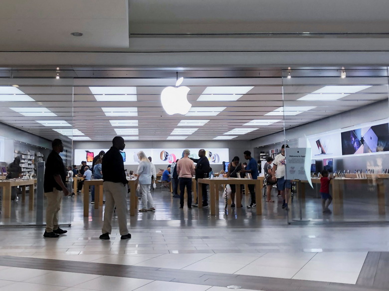 People visit the Apple store at the Cumberland Mall in Atlanta, Georgia, U.S., May 3, 2022. REUTERS/Alyssa Pointer