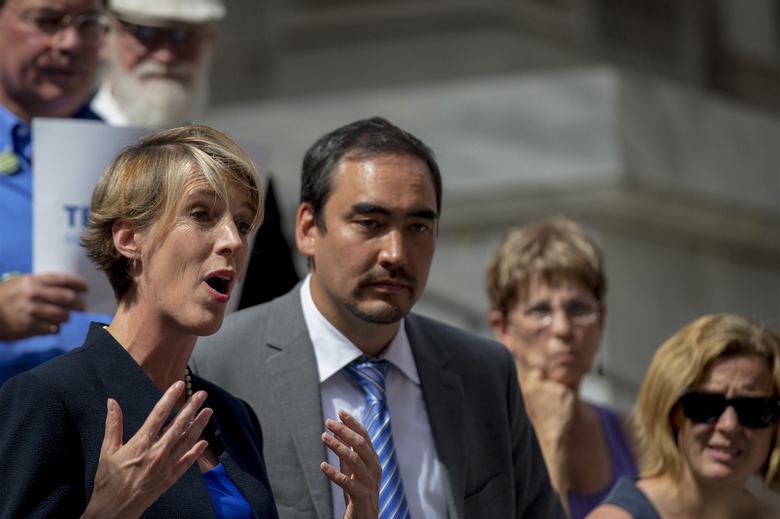 New York State democratic governor candidate Zephyr Teachout (L) speaks next to lieutenant governor candidate running mate Tim Wu (2nd L) during a campaign event in New York September 3, 2014. Teachout and lieutenant governor candidate running mate Tim Wu are challenging current New York governor Andrew Cuomo and his lieutenant governor candidate Kathleen Hochul in the Democratic primary on September 9.  REUTERS/Brendan McDermid (UNITED STATES - Tags: BUSINESS)