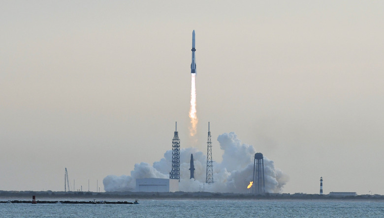 CAPE CANAVERAL, FLORIDA, UNITED STATES - APRIL 19: A Blue Origin New Glenn rocket carrying an AST SpaceMobile Bluebird 7 satellite launches from pad 36 at Cape Canaveral Space Force Station on April 19, 2026 in Cape Canaveral, Florida. The rocket will carry the second satellite in the AST SpaceMobile next-generation satellite constellation to low Earth orbit. The satellite is designed to support space-based cellular broadband for mobile phones. This is the third launch of a New Glenn rocket. (Photo by Paul Hennesy/Anadolu via Getty Images)