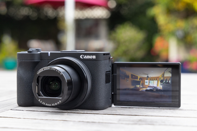 Canon’s PowerShot V1 is a versatile hybrid camera with excellent video and image quality thanks to the unusually large sensor. 