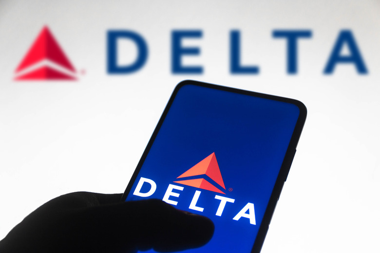 BRAZIL - 2021/11/10: In this photo illustration the Delta Air Lines logo seen displayed on a smartphone screen and in the background. (Photo Illustration by Rafael Henrique/SOPA Images/LightRocket via Getty Images)