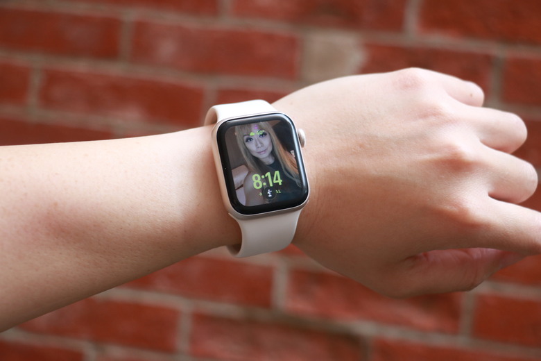 The Apple Watch SE 3 on a person's wrist.