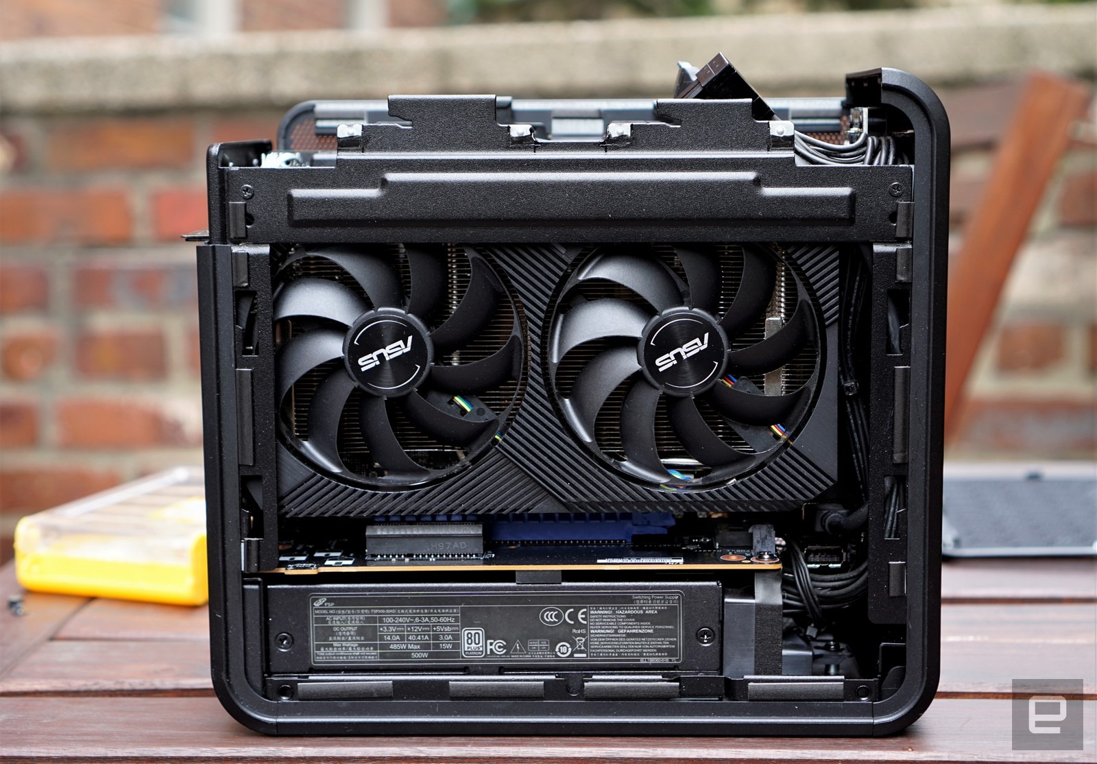 Intel NUC 9 i5 9300H ASUS RTX 2060 ミニPC Intel's NUC 9 Extreme is the new king of tiny gaming PCs