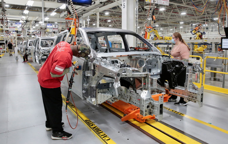 ATTENTION EDITORS - EMBARGOED TO 0401 GMT JUNE 11, 2021     Stellantis assembly workers work on assembling the 2021 Jeep Grand Cherokee L at the Detroit Assembly Complex - Mack Plant in Detroit, Michigan, U.S., June 10, 2021. Picture taken June 10, 2021. REUTERS/Rebecca Cook