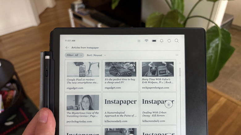 The Instapaper interface on a Kobo Elipsa 2E displaying articles.