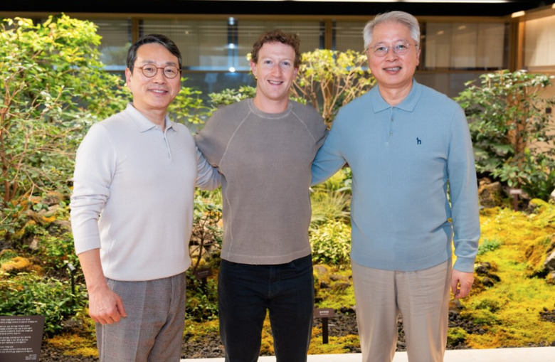 Mark Zuckerberg hanging out with the LG CEO William Cho. 