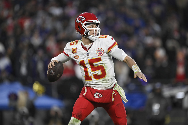 ARCHIVO - El quarterback de los Chiefs de Kansas City Patrick Mahomes lanza un pase ante los Ravens de Baltimore en el partido por el campeonato de la AFC, el 28 de enero de 2024. (AP Foto/Terrance Williams)