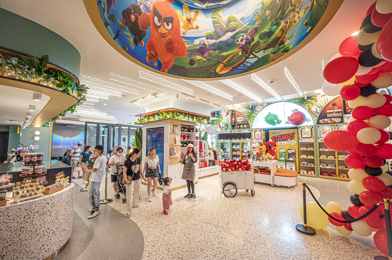 iSwii by Angry Birds Retail Cafe is adorned with modern dÃ©cor and features a collection of Instagrammable NYC-themed statue installations outside the entrance, an eye-catching bright mural ceiling with Angry Birds graphics, a vibrant terrazzo counter, and flooring resembling dessert sprinkles.