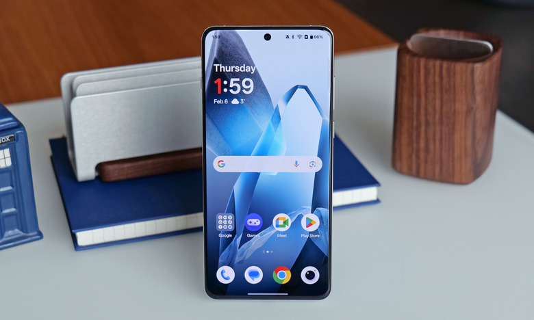 The OnePlus 13 offers great performance, a slick design and excellent battery life for $900, which is $100 less than a base S25+. 