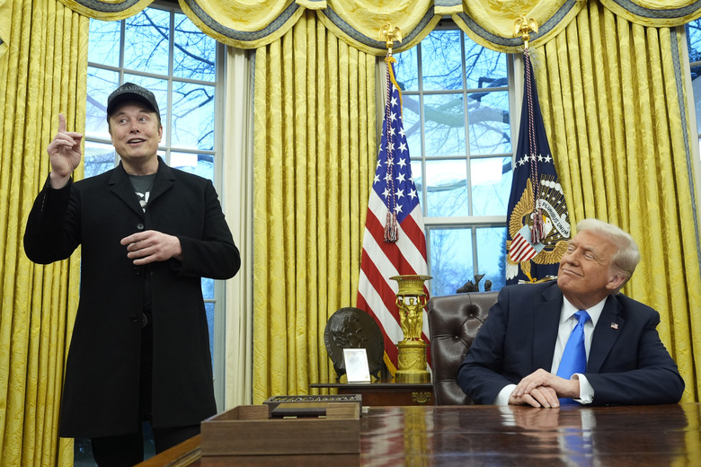 El presidente Donald Trump escucha a Elon Musk en el Despacho Oval de la Casa Blanca, en Washington, el martes 11 de febrero de 2025. (Foto/Alex Brandon)