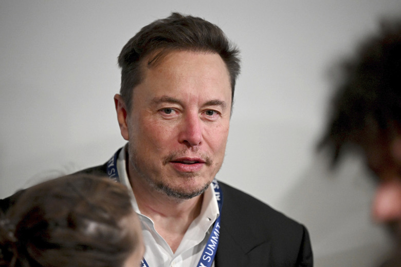Archivo - El director general de Tesla, Elon Musk, asiste a la primera sesión plenaria de la Cumbre de Seguridad de la IA en Bletchley Park, el 1 de noviembre de 2023 en Bletchley, Inglaterra. (Leon Neal/Pool Foto via AP, Archivo)
