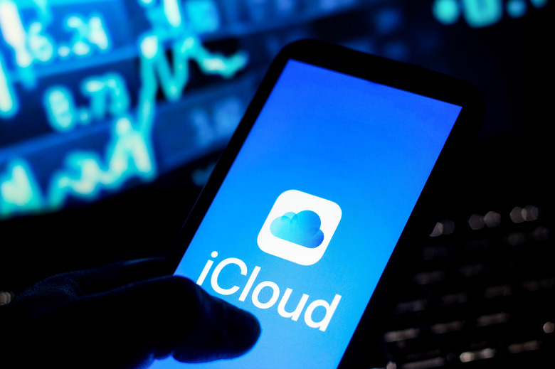 BRAZIL - 2021/08/29: In this photo illustration the iCloud logo seen displayed on a smartphone. (Photo Illustration by Rafael Henrique/SOPA Images/LightRocket via Getty Images)