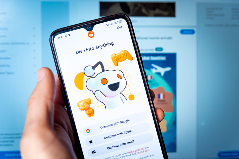SPAIN - 2022/11/29: In this photo illustration, the Reddit social media App seen displayed on a smartphone. (Photo Illustration by Davide Bonaldo/SOPA Images/LightRocket via Getty Images)