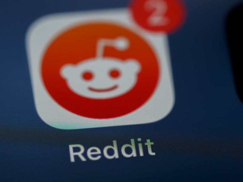 An image of Reddit logo.