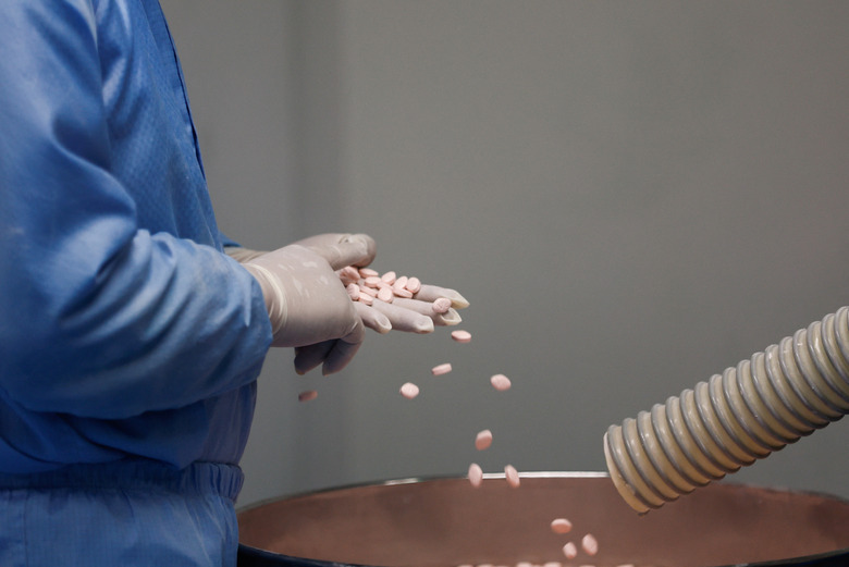 An employee checks products at a workshop manufacturing Vitamin C tablets, amid the coronavirus disease (COVID-19) outbreak, during an organised media tour, at Youcare Pharmaceutical Group, in Beijing, China January 10, 2023. REUTERS/Tingshu Wang