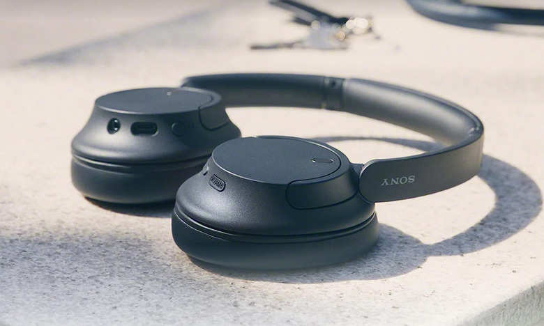 Image of Sony WH-CH720N headphones.