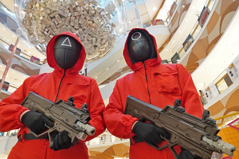 YANTAI, CHINA - NOVEMBER 13 2021: Workers dressed like characters in the Netflix series Squid Game pose to entertain visitors in a shopping mall in Yantai city in east China's Shandong province Saturday, Nov. 13, 2021. (Photo credit should read Feature China/Barcroft Media via Getty Images)