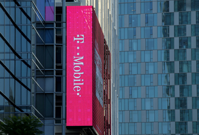 Foto de archivo del logo de T-Mobile en un edificio en Los Angeles, California May 11, 2017. REUTERS/Mike Blake/