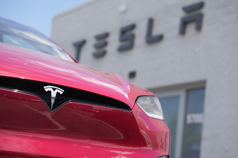 ARCHIVO - Un deportivo Model X se ve ante una tienda Tesla en Littleton, Colorado, el 18 de junio de 2023. (AP Foto/David Zalubowski, Archivo)
