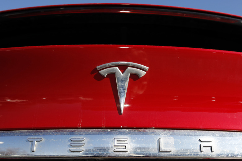 En esta fotografía del 2 de febrero de 2020, se muestra el logotipo de la compañía Tesla en Littleton, Colorado. (Foto AP/David Zalubowski, Archivo)