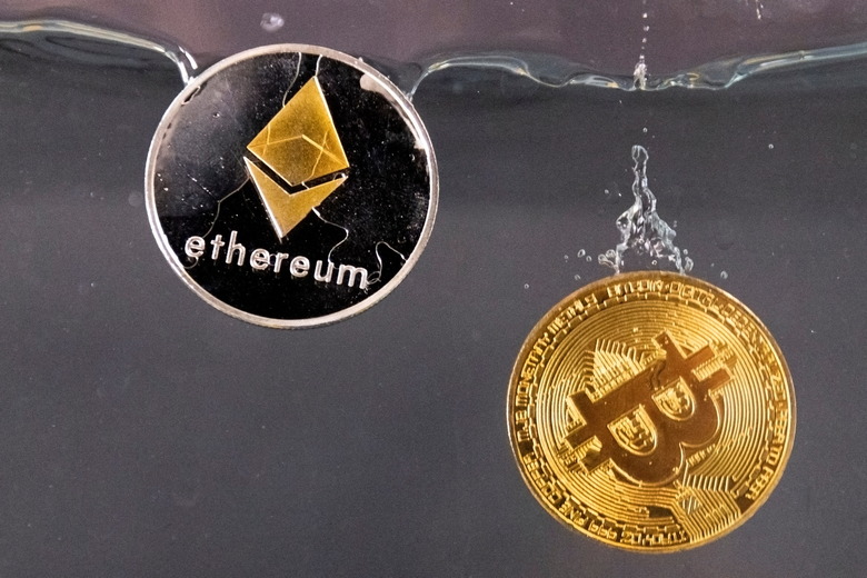 Souvenir tokens representing cryptocurrency Bitcoin and the Ethereum network, with its native token ether, plunge into water in this illustration taken May 17, 2022. REUTERS/Dado Ruvic/Illustration