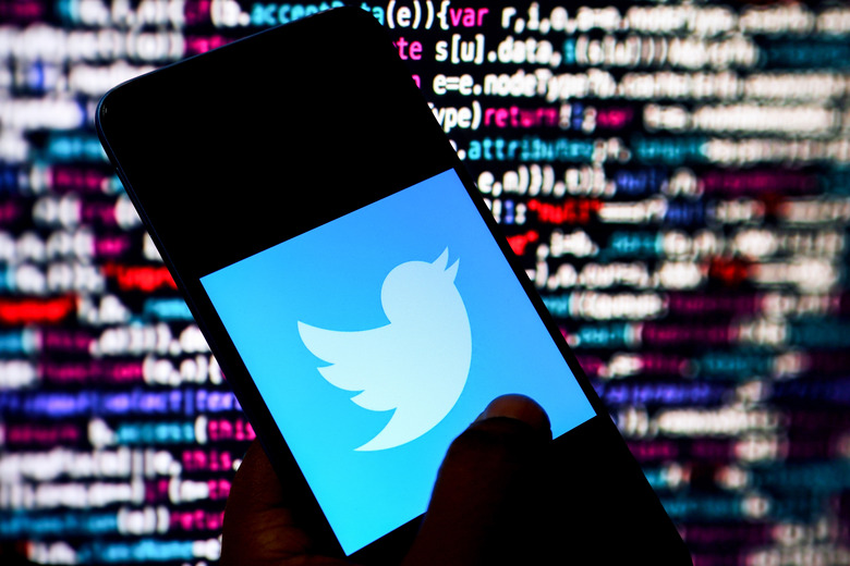 INDIA - 2022/08/01: In this photo illustration, a Twitter logo is displayed on a smartphone. (Photo Illustration by Avishek Das/SOPA Images/LightRocket via Getty Images)