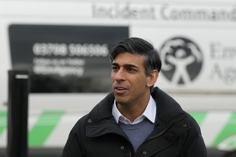 Britain's Prime Minister Rishi Sunak speaks to members of the Environment Agency as he looks at flood defences during a visit to Oxford, England, Sunday, Jan. 7, 2024. Britain was hit by heavy rainfall last week following storm Henk, which led to flooding in parts of the UK. (AP Photo/Frank Augstein, Pool)