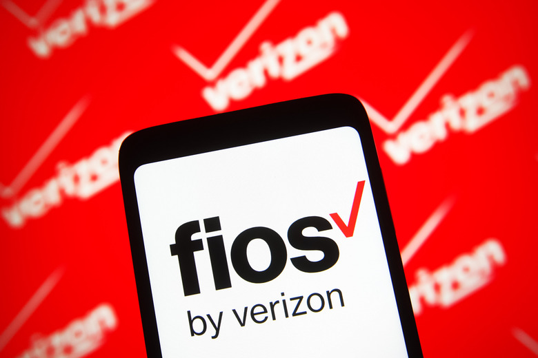UKRAINE - 2022/01/20: In this photo illustration, the Verizon Fios Inc. logo is seen displayed on a smartphone screen with the Verizon logo in the background. (Photo Illustration by Pavlo Gonchar/SOPA Images/LightRocket via Getty Images)