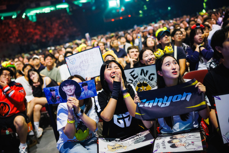 Fans cheer at MSI 2025 Finals at the Pacific Coliseum in Vancouver, Canada on July 12, 2025. (Photo by Liu YiCun/Riot Games).